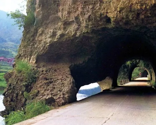 青の洞門の入口