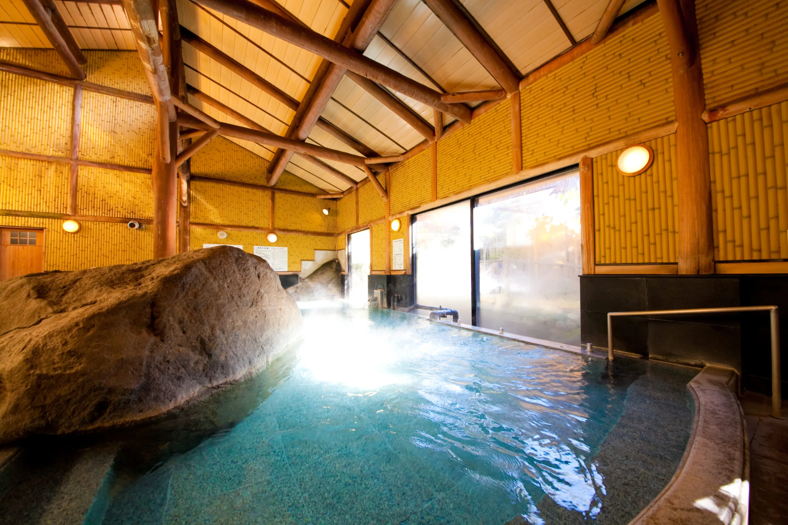 広々とした石造りの大浴場