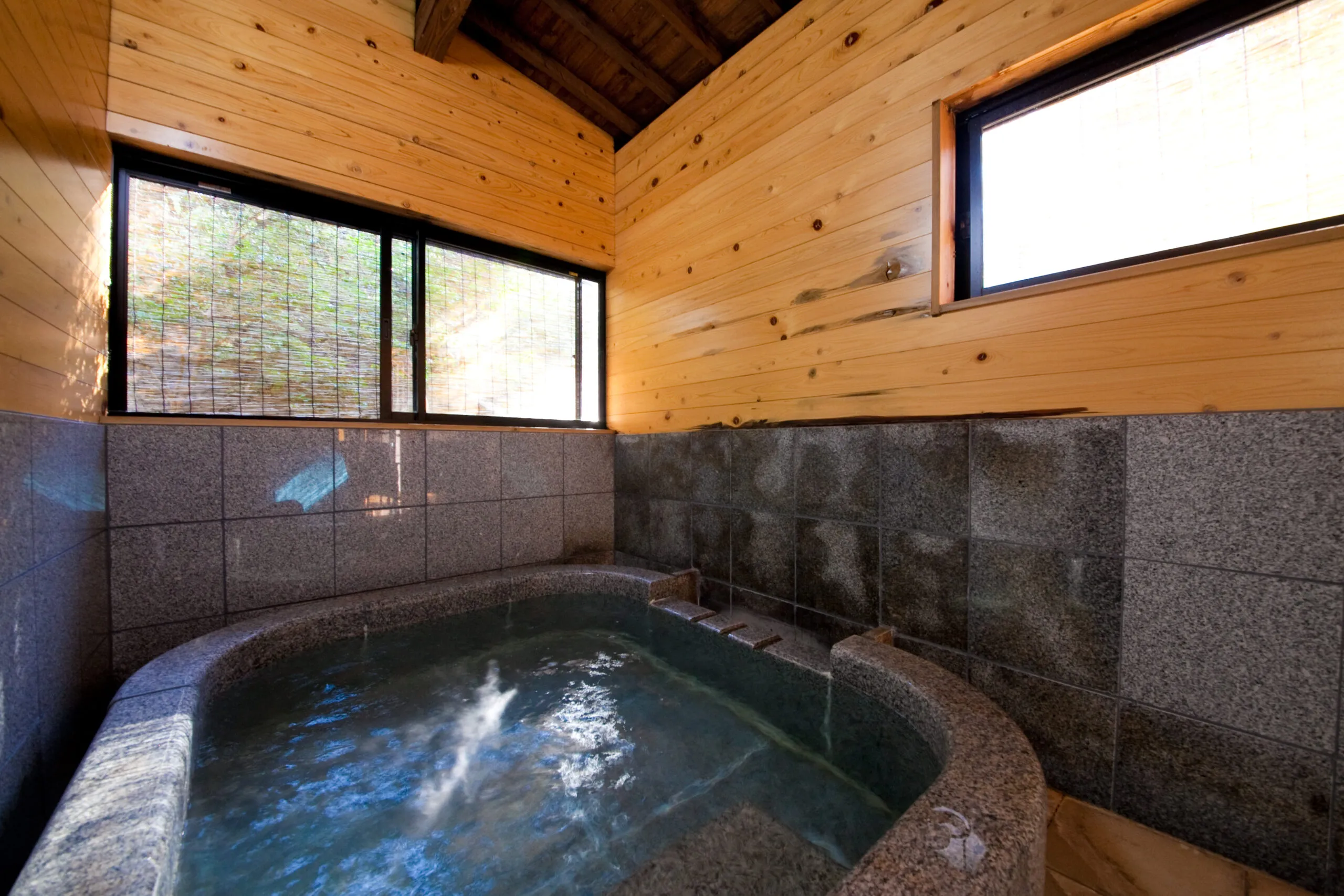 離れの温泉風呂